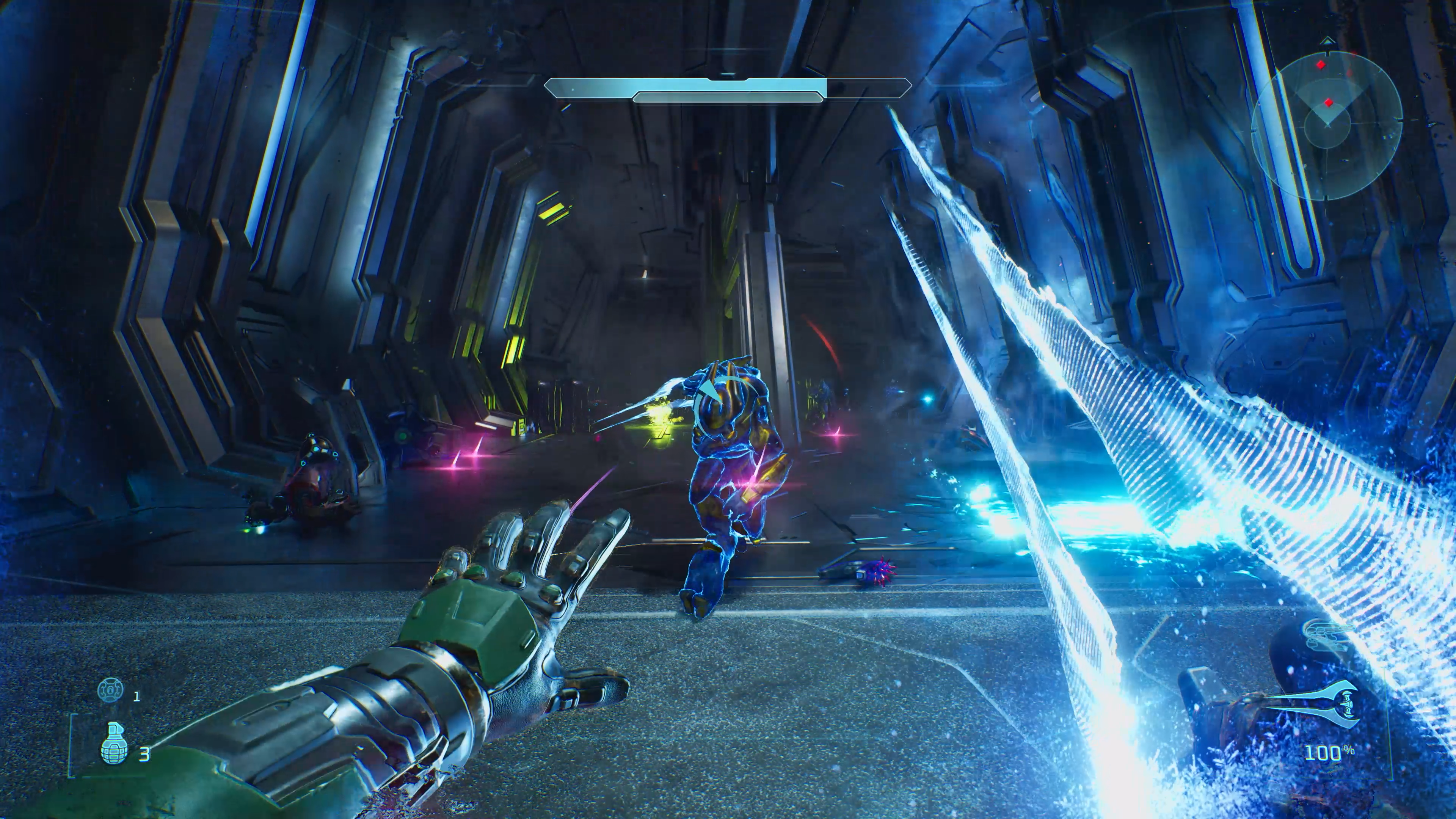 Widok pierwszoosobowy Miecza Energetycznego w Halo: Campaign Evolved podczas misji Assault on the Control Room