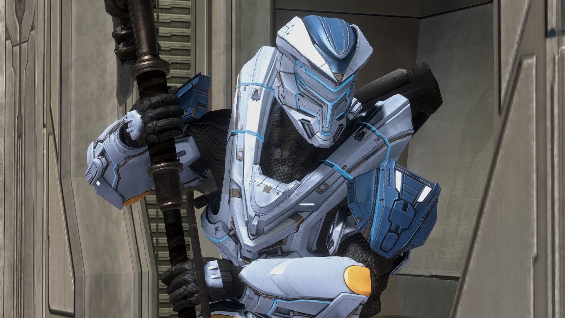 In the Halo 3 multiplayer map Epitaph, a Spartan-II, clad in the LANCER-class Mjolnir variant, is wielding a gravity hammer. Screenshot from Halo: The Master Chief Collection.