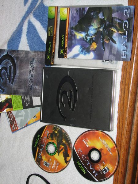 File:Halo 2 LCE case and extras.jpg