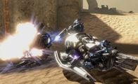 Two blue Sangheili on Sandtrap use the Prowler's heavy plasma turret to destroy another Prowler.