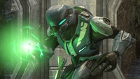 A Sangheili charges a plasma pistol in multiplayer.