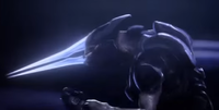 A Sangheili Storm dual wielding an energy sword and plasma pistol aboard the Unrelenting during the Battle of Chi Ceti.