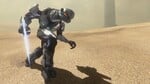 A Sangheili in silver Assault Armor making its appearance on the outskirts of Sandtrap.