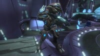 A Sangheili Zealot equipped with a Nakata'vho-pattern plasma repeater.