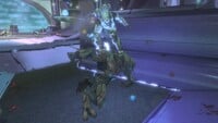 A Special Operations Sangheili being assassinated with an energy sword.